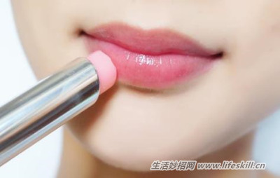 天冷唇干,怎样正确有效地搽润唇膏?
